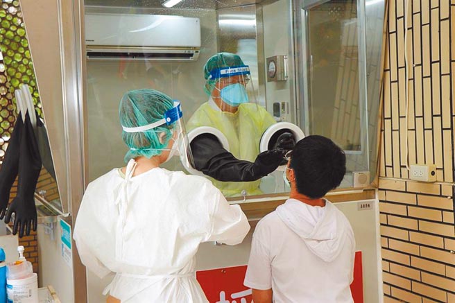 嘉義市啟動熱區返鄉學子免費採檢，有學子陸續到中榮嘉義分院受檢。（廖素慧攝）