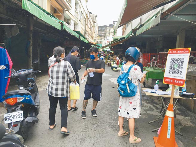 台南市政府加碼推出安心上工計畫，首波50人均已投入市場協助防疫，第二波共150人15日將上工。（台南市勞工局提供／曹婷婷台南傳真）