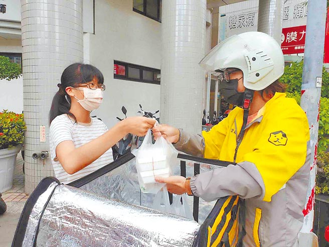 高市经发局打造「高雄好家载」9日再宣布以高机动性的机车外送市场、夜市美食，总计逾2000个品项可选择。（高市经发局提供／柯宗纬高雄传真）