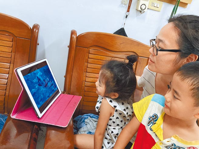 屏东海生馆配合三级警戒闭馆但不休馆，当中每周1次的缸内喂食或鱼儿群游直播，吸引破万人次观赏。（谢佳潾摄）