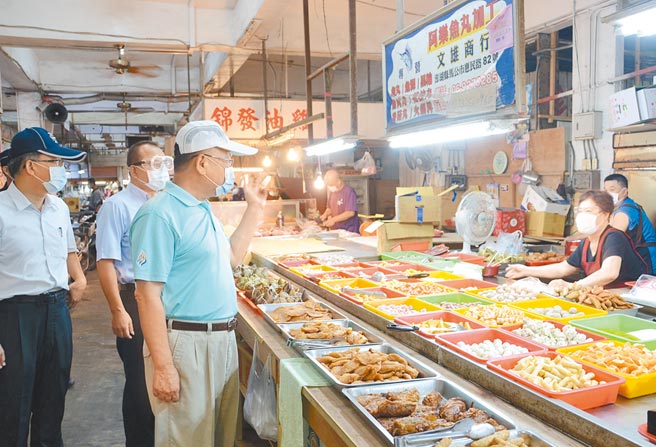 澎湖北辰傳統市場是確診者足跡處，縣長賴峰偉親上火線宣導。（陳可文攝）
