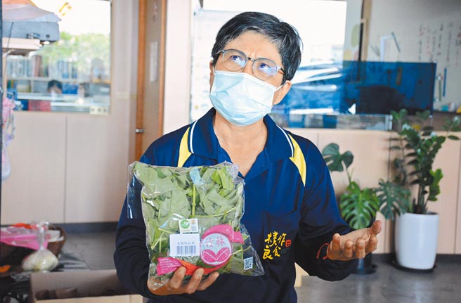 黄淑女供货有机蔬菜至电商平台，却挨批卖太贵，让她无奈解释，自己只是供货商之一。（林和生摄）