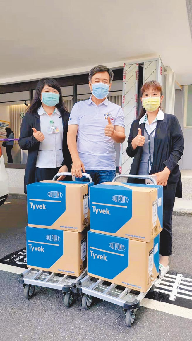 檢場捐贈防護衣給第一線醫護人員。（艾迪昇傳播提供）