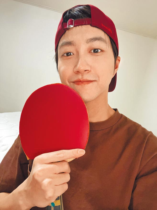 江宏杰在直播中打桌球，还被拱当场献唱。（华研国际提供）