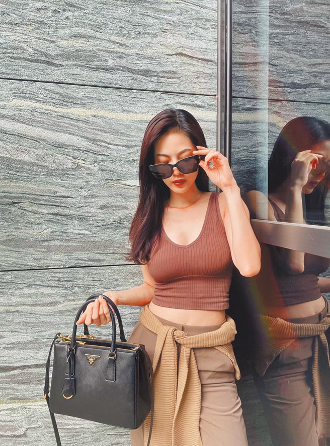 Prada Galleria设计简洁大方，艺人曾之乔平日出门也包不离身。（Prada提供）