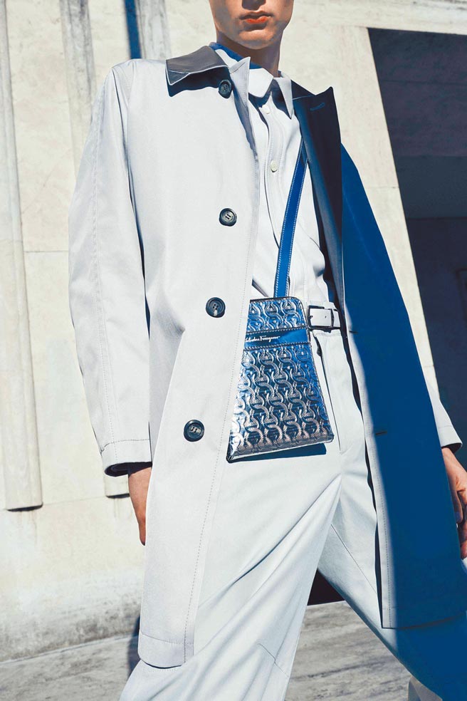 Ferragamo 推出的Gancini银色压纹小牛皮斜背包。2万4900元。（Ferragamo提供）