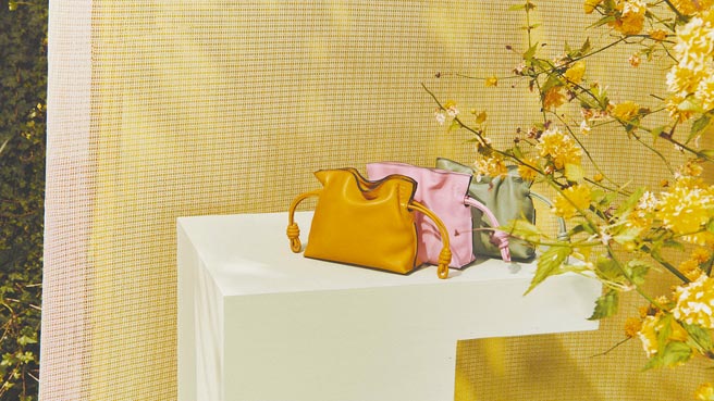 Loewe Flamenco各色纳帕小牛皮肩背手拿包相当吸引人，配色也粉嫩值得入手。（Loewe提供）
