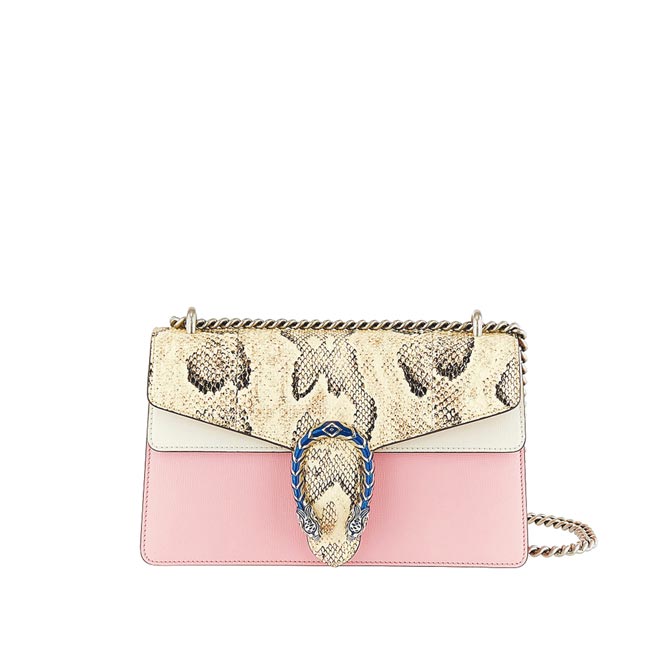 Gucci百年庆贺，推出的酒神包Dionysus粉红色蟒蛇皮肩背包有吸引人的色彩搭配。12万3100元。（Gucci提供）