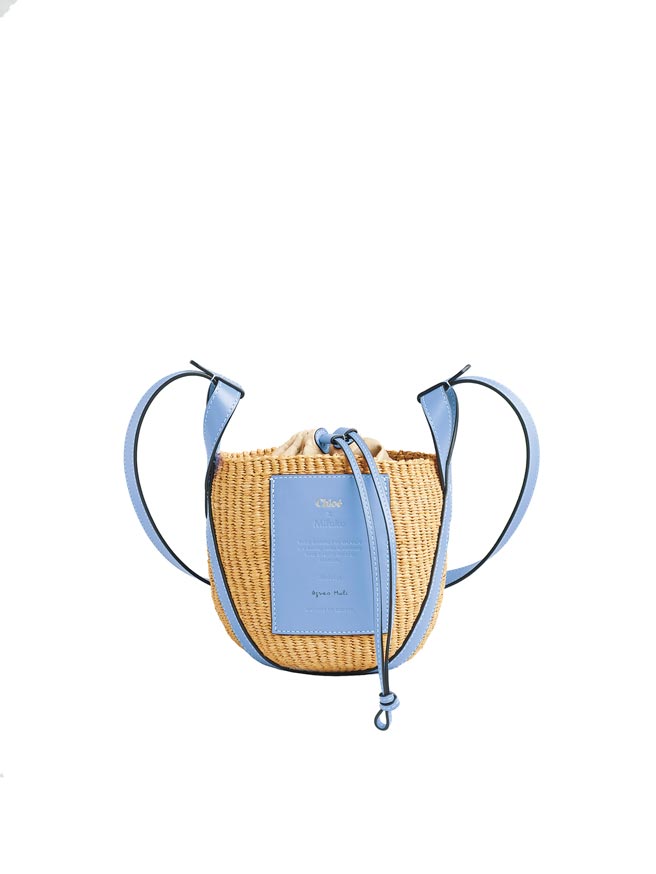 Chloe Basket柔和蓝国际公平贸易组织合作编织水桶包2万5100元。（Chloe提供）