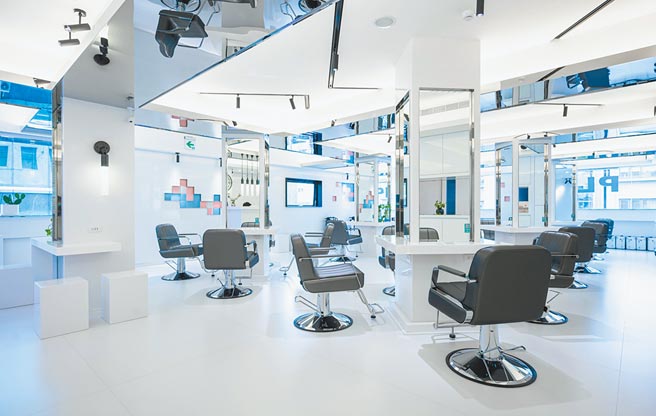 网美爱店PLUUS电商提早上线，旗下设计师协助销售与推广产品。（PLUUS提供）