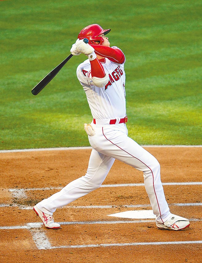 大谷翔平對皇家首局就轟出470呎遠2分全壘打，創個人紀錄。（路透）