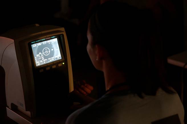 美国医学团队发现，如果有高眼压家族病史的人，每天饮用3杯以上的咖啡，罹患青光眼风险增加近4倍。图为接受青光眼测试的患者。(图/路透社)