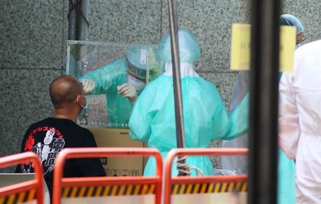 北市府进驻，协助年代壹电视员工进行快筛。（张铠乙摄）