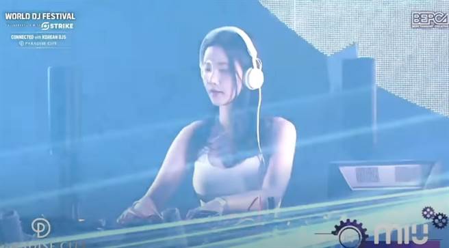 MIU去年在世界DJ节（World Dj Festival）表演，台风相当稳健。（图/youtube)