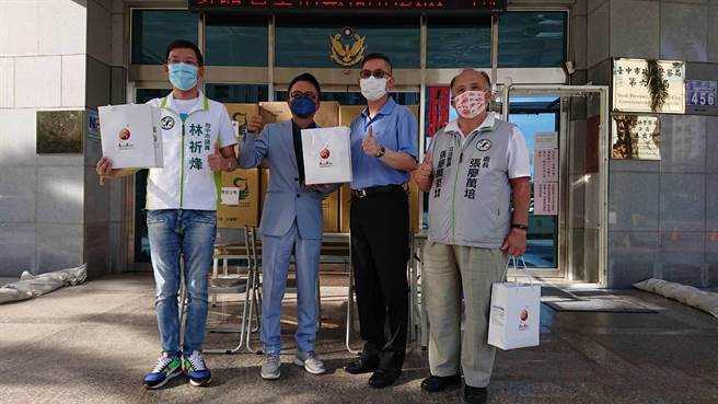 台中市议员林祈烽强调，防疫需要大家共同努力，希望发挥民间的力量来守护第一线执勤的员警。（卢金足摄）