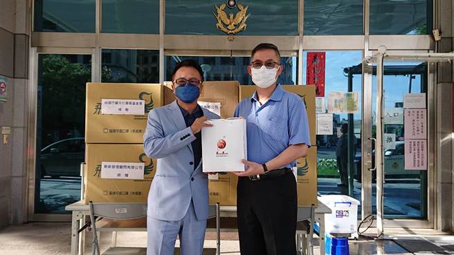 立委张廖万坚、台中市议员林祈烽号召善心团体及企业以行动力挺警察弟兄，捐赠警第六分局1万片医疗口罩及100个防护面罩，希望员警安心执勤。（卢金足摄）