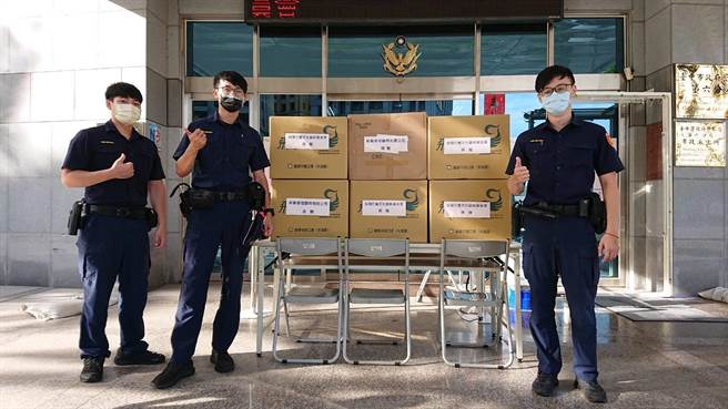 民代揪企业、公益团体捐赠警第六分局1万片医疗口罩及100个防护面罩，希望员警可以安心执勤，无后顾之忧。（卢金足摄）