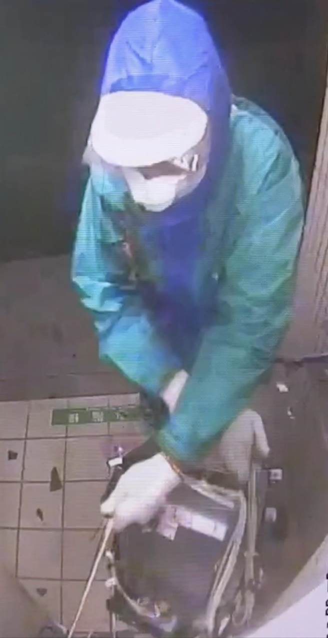 刘嫌手持榔头ATM领钱未果，竟把提款机敲坏。(警方提供)