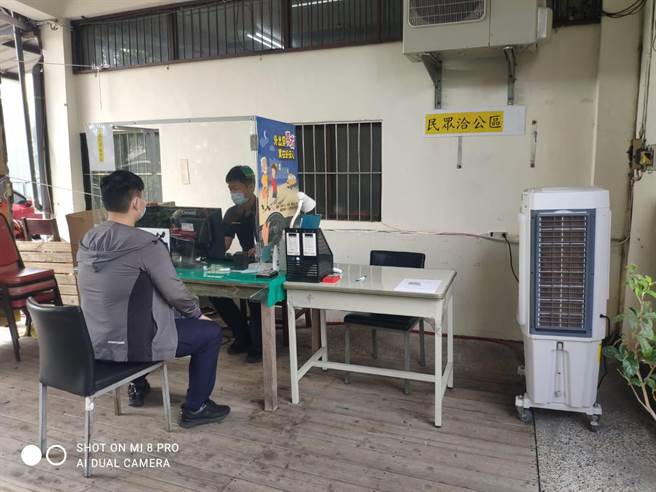 马冈派出所民防义警暨顾问团特地购买水冷扇，让员警在户外受理报案不再热呼呼。（大雅警分局提供／陈淑娥台中传真）