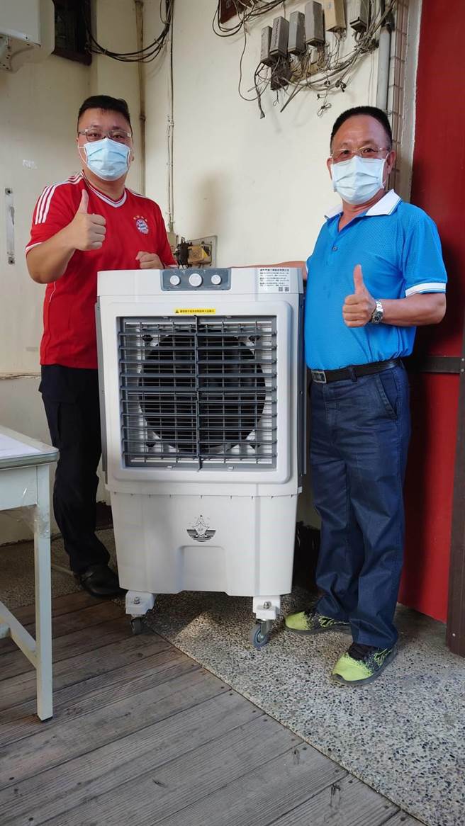 马冈派出所民防义警暨顾问团特地购买水冷扇，让员警在户外受理报案不再热呼呼。（大雅警分局提供／陈淑娥台中传真）