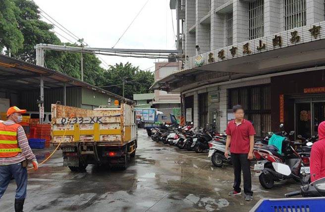 國內新冠疫情嚴峻，高雄市鳳山肉品市場竟出現有多名工作人員未依規定戴好口罩，有民眾看不慣拍照蒐證3天後，向高市府1999檢舉。（高雄市農業局提供／林雅惠傳真）