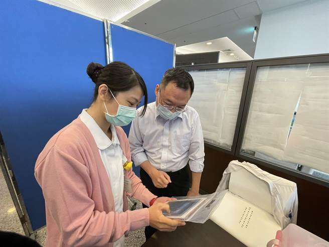 台中榮總被指控為VIP打疫苗，台中地檢署檢察官赴醫院調查。圖為中榮醫師接受疫苗接種。(台中榮總提供／林欣儀台中傳真)