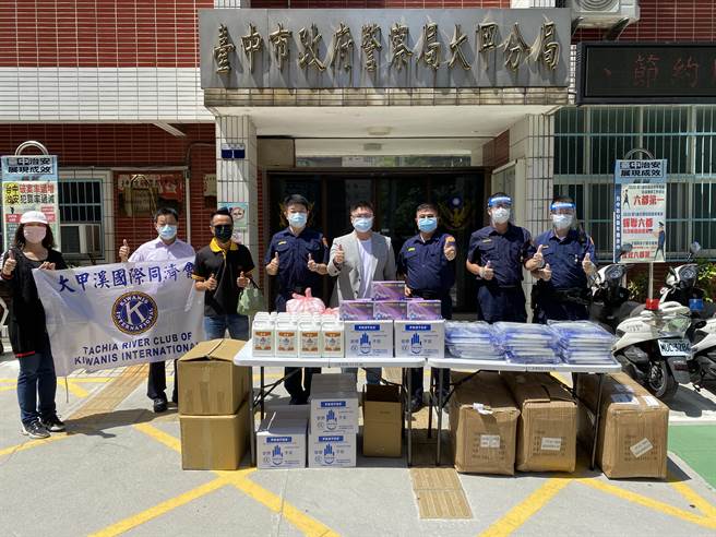市議員施志昌暨大甲溪同濟會會長、大甲永和機械及品岳科技10日致贈大甲警分局防疫物資一批。（大甲警分局提供／陳淑娥台中傳真）