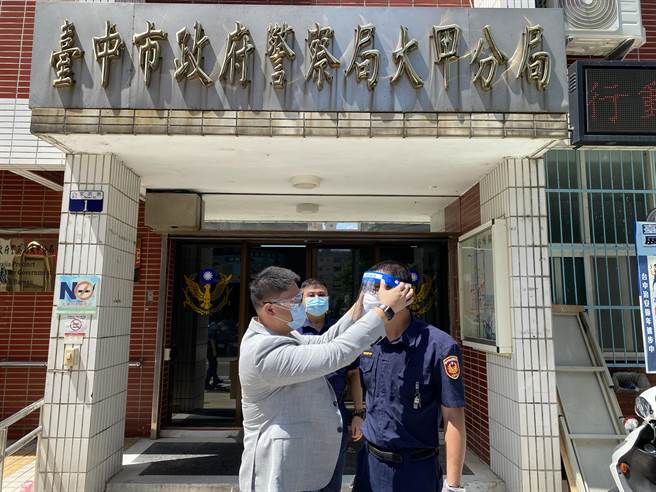 市議員施志昌暨大甲溪同濟會會長、大甲永和機械及品岳科技10日致贈大甲警分局防疫物資一批。（大甲警分局提供／陳淑娥台中傳真）