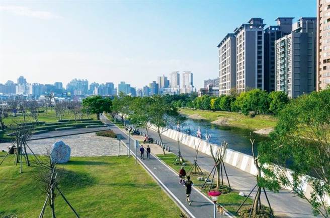 桃园区小桧溪重划区内公园街景。(图/永庆房仲网提供)