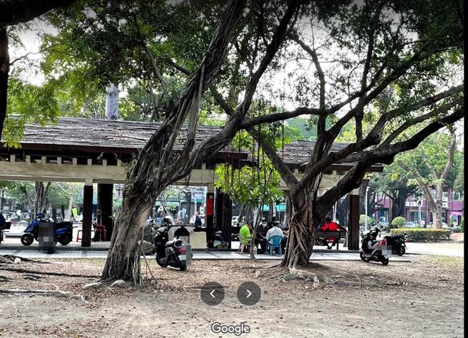 高市三民公园传出有民眾未戴口罩玩扑克牌，民眾报案2次检举，辖区警方未到场处理，5警遭惩处。（翻摄自Google Map／石秀华高雄传真）