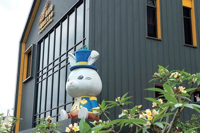 铁灰色建筑搭配亮黄色橱窗，还有可爱的兔子公爵带着旅客一起冒险。（图/塔吉特千层蛋糕、旅奇传媒提供）