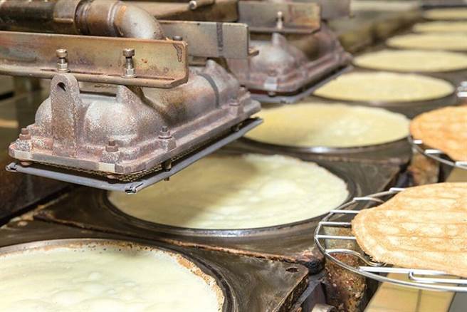 ▲可以精准稳定的生产千层蛋糕灵魂—「岩烧蛋皮」。　图：塔吉特千层蛋糕╱提供