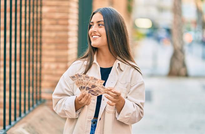 农历5月5日端午节，是一年之中阳气最旺的绝佳开运时机，可拿玻璃罐来制作五色豆聚财。（图／Shutterstock）
