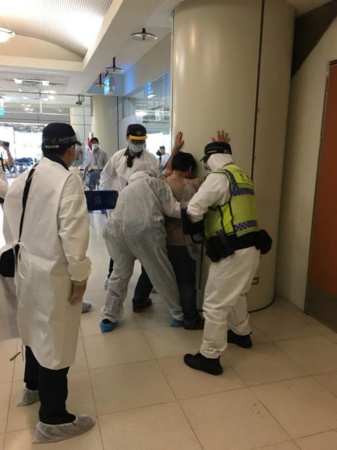 新北市金山警分局与台大医院金山分院合作举办「医院暴力防治演练」，共同强化医疗人员遭受暴力行为时的自保、搜证能力。（金山警分局提供）