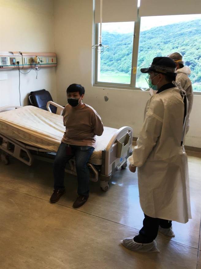 新北市金山警分局与台大医院金山分院合作举办「医院暴力防治演练」，共同强化医疗人员遭受暴力行为时的自保、搜证能力。（金山警分局提供）