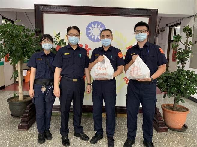 金山警友办事处也向辖区石门农会购买南、北部粽各30串，分送给金山分局各单位同仁食用。（金山警分局提供）