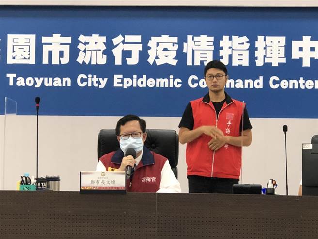 桃园市长郑文灿11日主持防疫会议表示，施打疫苗没有后门、没有特权。（桃园市新闻处提供／赖佑维桃园传真）
