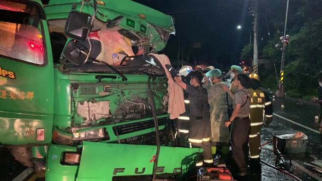 台東縣鹿野鄉拖板車 大貨車對撞2人輕傷水果散落滿地 社會 中時