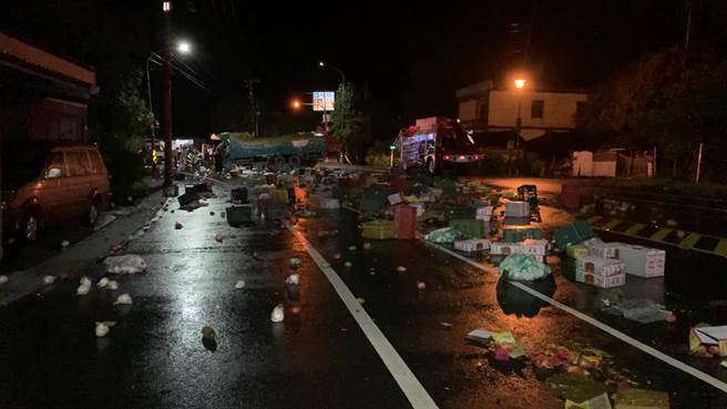 台东县台九线340.5公里处10日深夜23时51分发生拖板车和大货车对撞，2人轻伤，现场货物散落一地。（蔡旻妤摄）