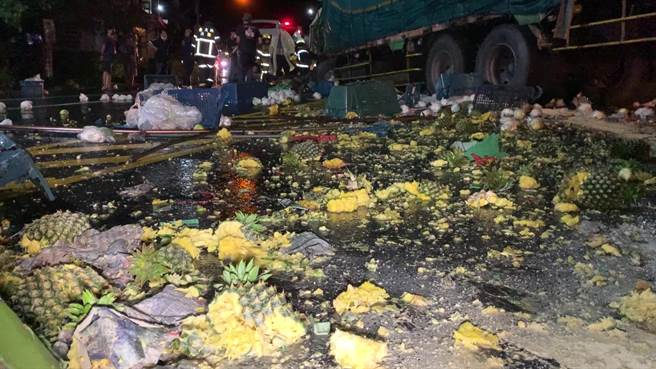 台东县台九线340.5公里处10日深夜23时51分发生拖板车和大货车对撞，2人轻伤，现场货物散落一地。（蔡旻妤摄）