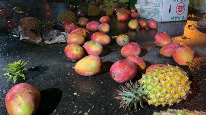 台东县台九线340.5公里处10日深夜23时51分发生拖板车和大货车对撞，2人轻伤，现场货物散落一地。（蔡旻妤摄）