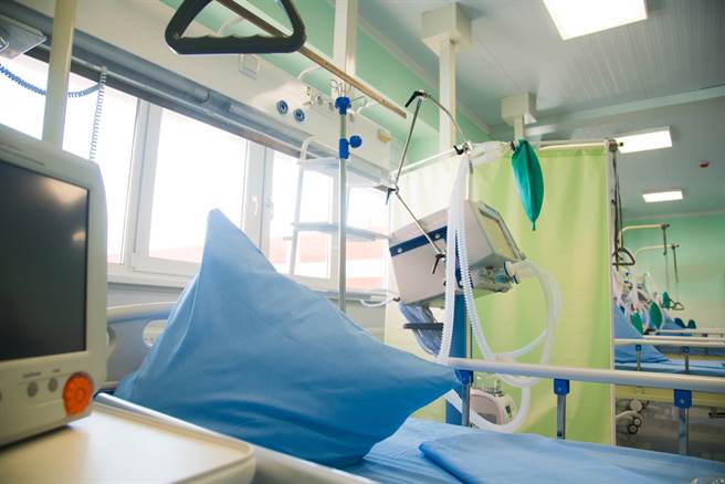 80岁爷染疫血氧剩70%拒急救，冒险买菜原因曝光，护理师安排家属见面，希望能让爷爷度过难关，当时面罩下都分不清是汗还是泪。（示意图／Shutterstock）