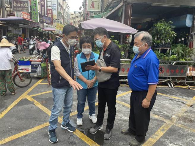 经发局与丰盟有线电视合作，在丰原区公有市场及丰原果菜市场首创架设即时影像。（陈淑娥摄）