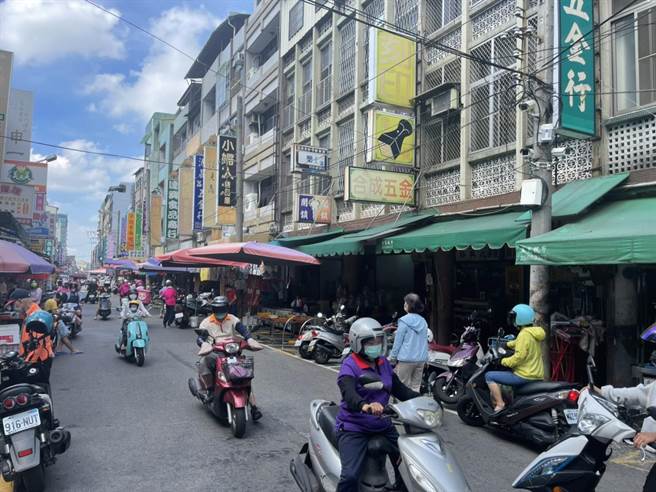 经发局与丰盟有线电视合作，在丰原区公有市场及丰原果菜市场首创架设即时影像。（陈淑娥摄）