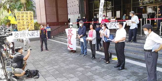 前新闻局长锺琴不满政府处理疫苗的政策，11日与孙文学校总校长张亚中、新党主席吴成典等人赴台北地检署告发总统蔡英文、行政院长苏贞昌、卫福部长陈时中3人涉嫌瀆职、图利高端。（黄捷摄）