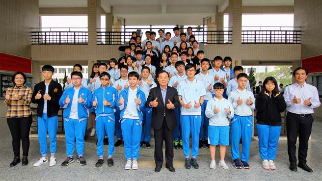 ▲110年会考成绩出炉，復旦中学指出，即使全国5A人数少了千余人，本校仍有5成5的同学成绩达5A标准，成绩相当亮眼。（復旦中学提供／萧灵玺桃园传真）