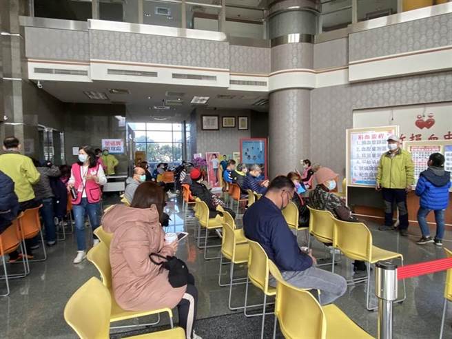 受到疫情严峻及天气炎热影响，民眾捐血意愿低，造成血液库存量告急，图为资料照。（庄旻静摄）