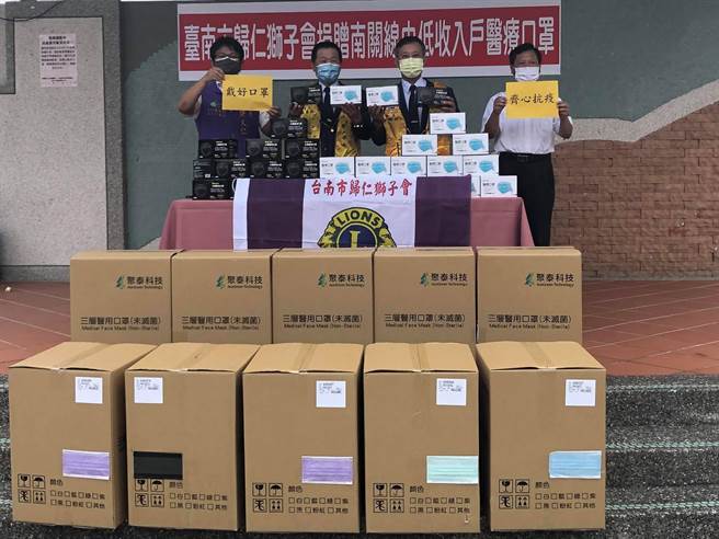 归仁狮子会、市议员许又仁合力捐赠8万片口罩给南关线4区中低及低收入户逾1500户。(曹婷婷摄)