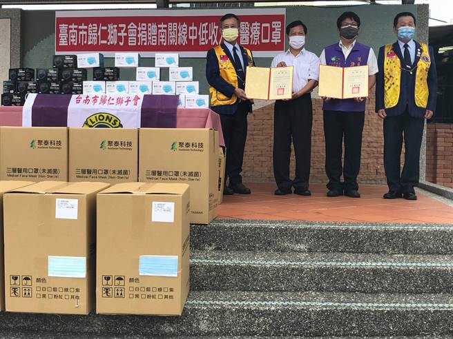 归仁狮子会、市议员许又仁合力捐赠8万片口罩给南关线4区中低及低收入户逾1500户。(曹婷婷摄)