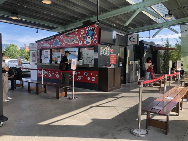 因中央刻意祭出「不便民」的防疫規定，往返宜蘭台北的國道客運，11日上午旅客搭車的情況相 當冷清。（葛瑪蘭客運提供／胡健森宜蘭傳真）